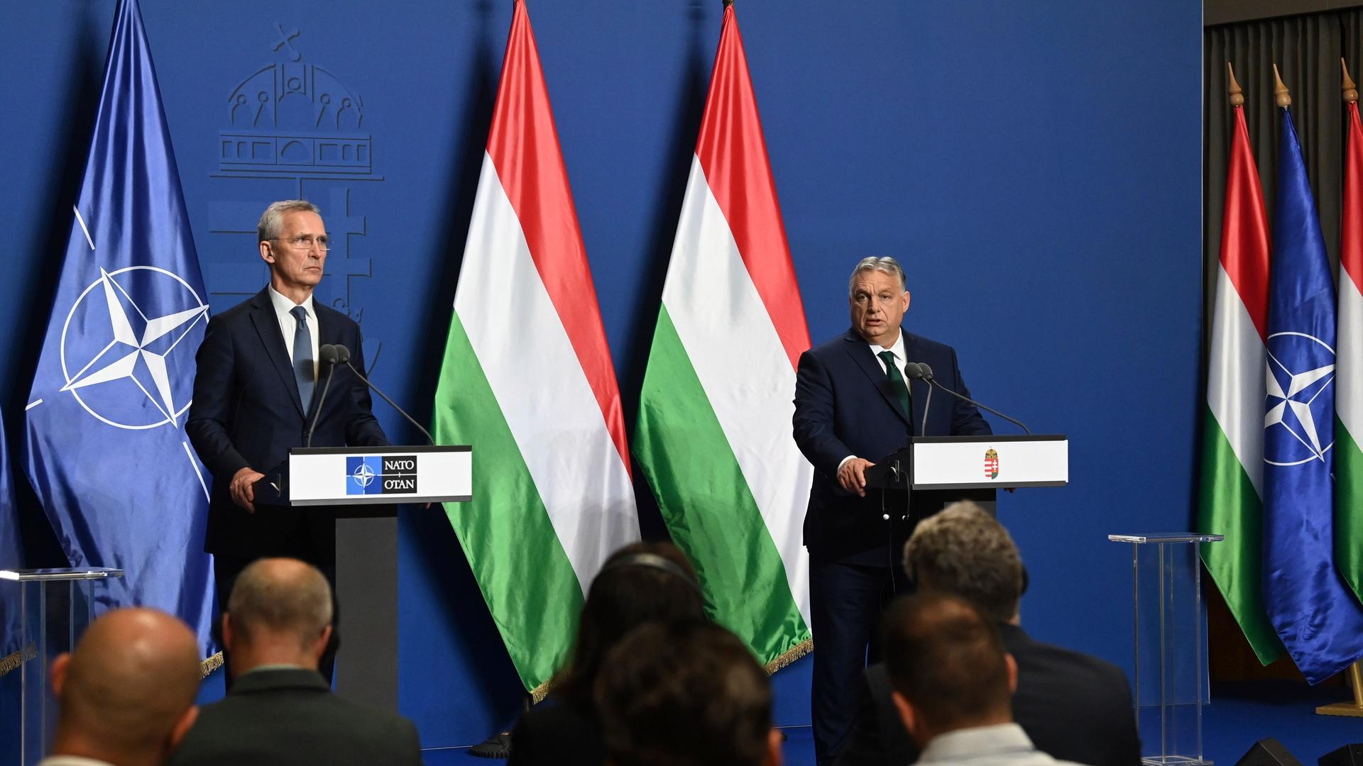 Ungarn, Budapest: Viktor Orbán (r), Ministerpräsident von Ungarn, und Jens Stoltenberg, Generalsekretär der NATO, geben nach ihrem Treffen im Regierungssitz eine Pressekonferenz. Hinter ihnen sind die Flaggen der NATO und Ungarns. Ungarn, Budapest: Viktor Orbán (r), Ministerpräsident von Ungarn, und Jens Stoltenberg, Generalsekretär der NATO, geben nach ihrem Treffen im Regierungssitz eine Pressekonferenz. Hinter ihnen sind die Flaggen der NATO und Ungarns.