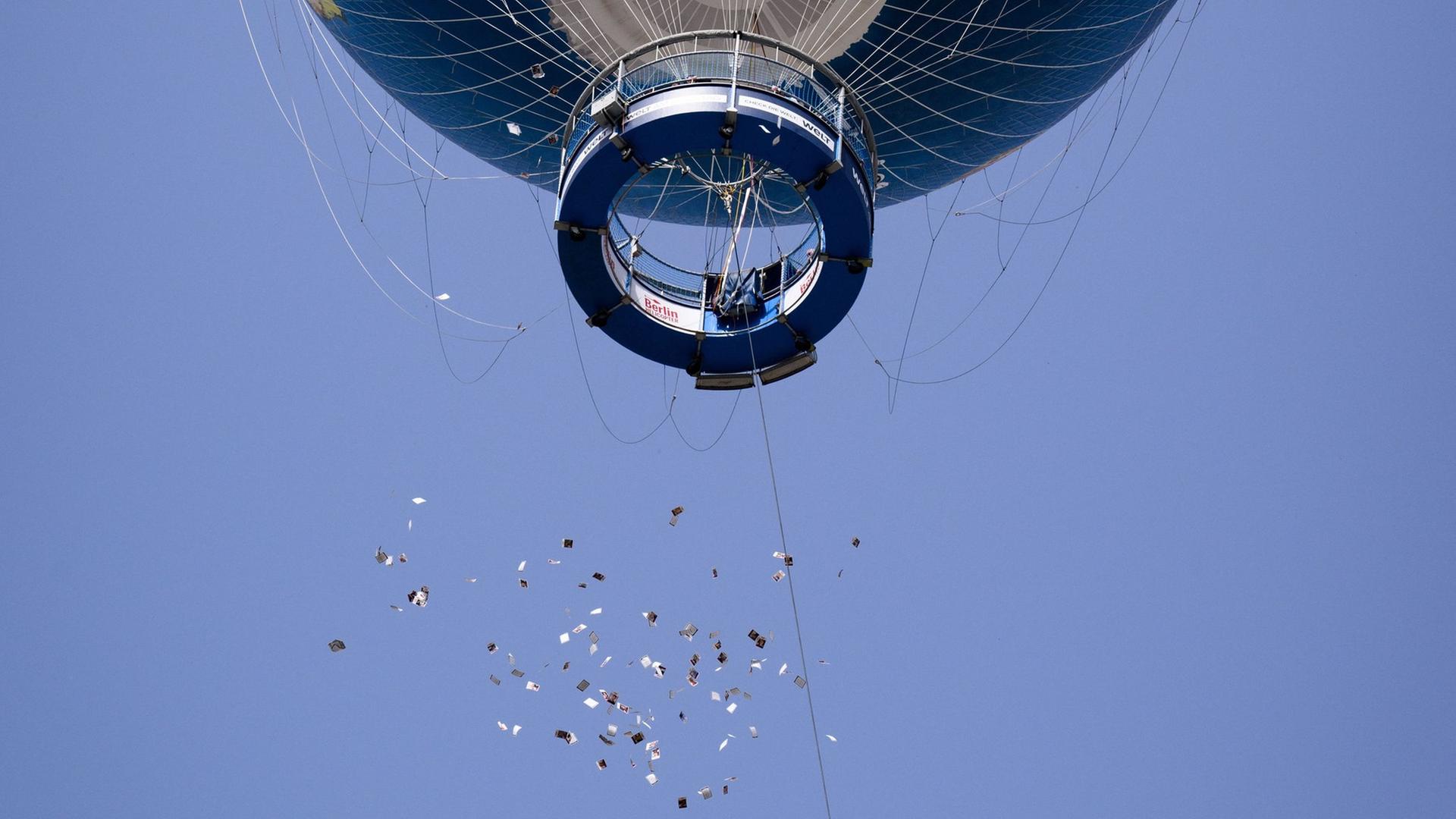 Israelische Angehörige von Hamas-Geiseln werfen Zettel mit Fotos von Geiseln aus einem Heißluftballon in Berlin-Mitte. Israelische Angehörige von Hamas-Geiseln werfen Zettel mit Fotos von Geiseln aus einem Heißluftballon in Berlin-Mitte.