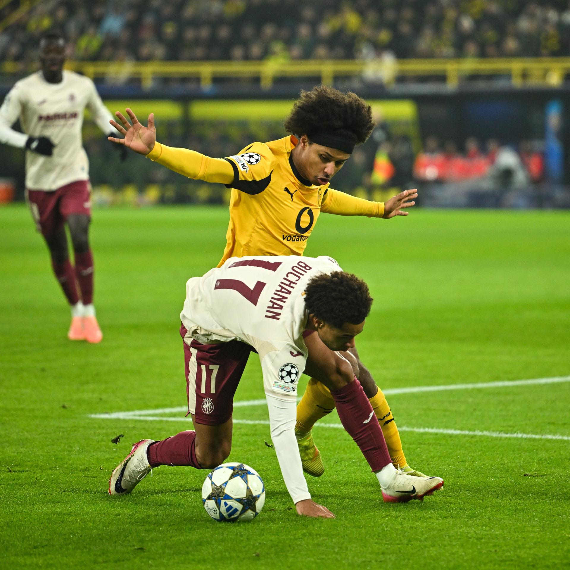 Fußball-Champions-League: Borussia Dortmund - FC Villarreal; Dortmunds Karim Adeyemi und Villarreals Tajon Buchanan (r) kämpfen um den Ball.