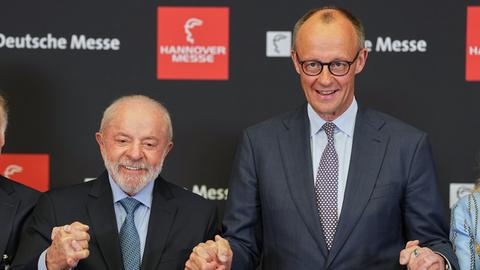 Der deutsche Bundeskanzler Friedrich Merz und der brasilianische Präsident Luiz Inácio Lula da Silva posieren für die Medien bei der Eröffnung der Hannover Messe.