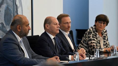 Die Spitzen der Ampelkoalition, V.l.n.r.: Der Grünen-Vorsitzende Omid Nouriopur, Bundeskanzler Olaf Scholz, FDP-Chef Christian Lindner und SPD-Chefin Saskia Esken