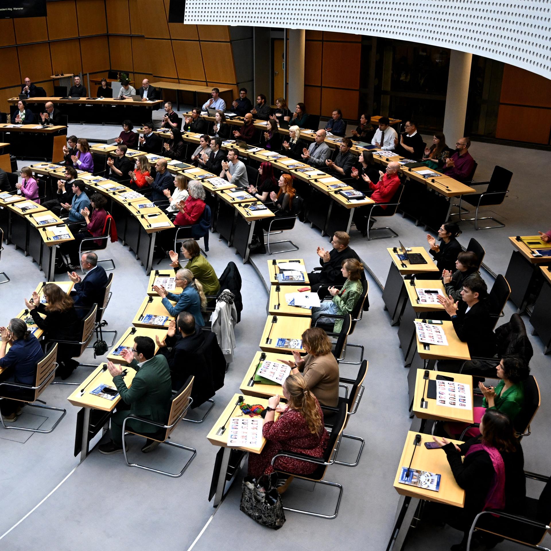 Abgeordnete der Fraktion Die Linke sitzen bei der ersten Plenarsitzung des neuen Berliner Abgeordnetenhauses. 