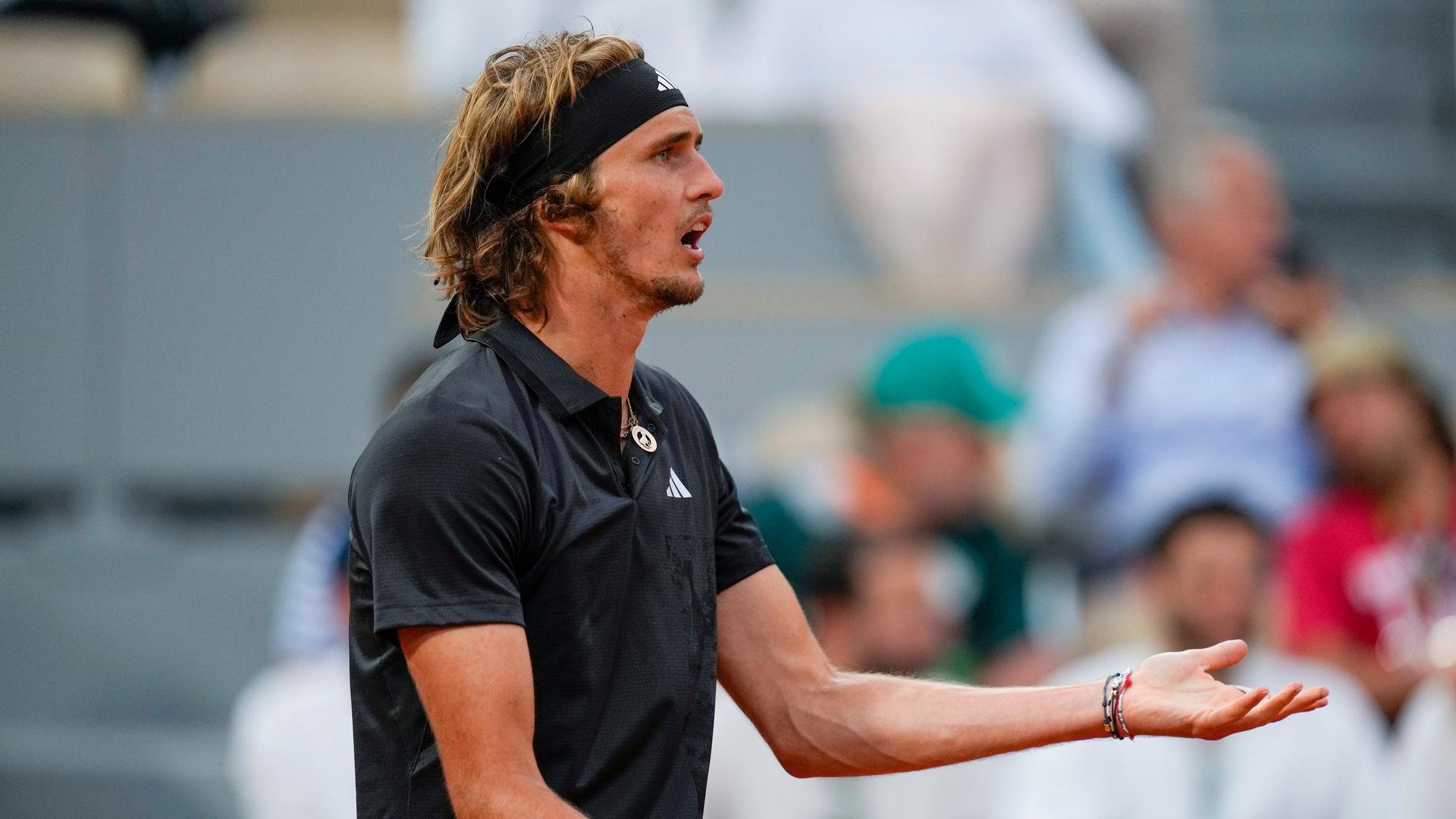 Zu sehen ist ein schimpfender und fuistrierter Alexander Zverev