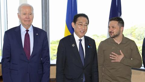 Das Foto zeigt US-Präsident Biden, den japanischen Premierminister Kishida und den ukrainischen Präsidenten Selenskyj bei der Abschlusspressekonferenz in Hiroshima. Japan, on May 21, 2023. Pool photo PUBLICATIONxINxGERxSUIxAUTxHUNxONLY A14AA0001477941P