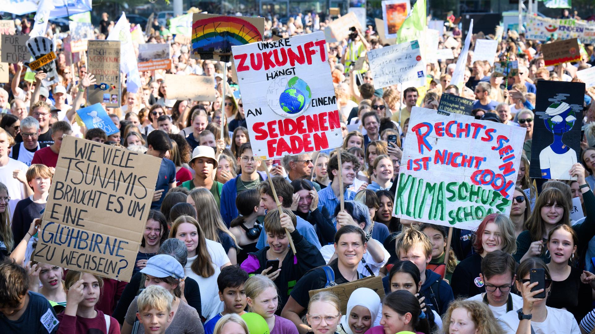 Berlin: Zahlreiche Kinder, Jugendliche und Erwachsene demonstrieren anlässlich des globalen Klimastreiks vor dem Bundeskanzleramt. 