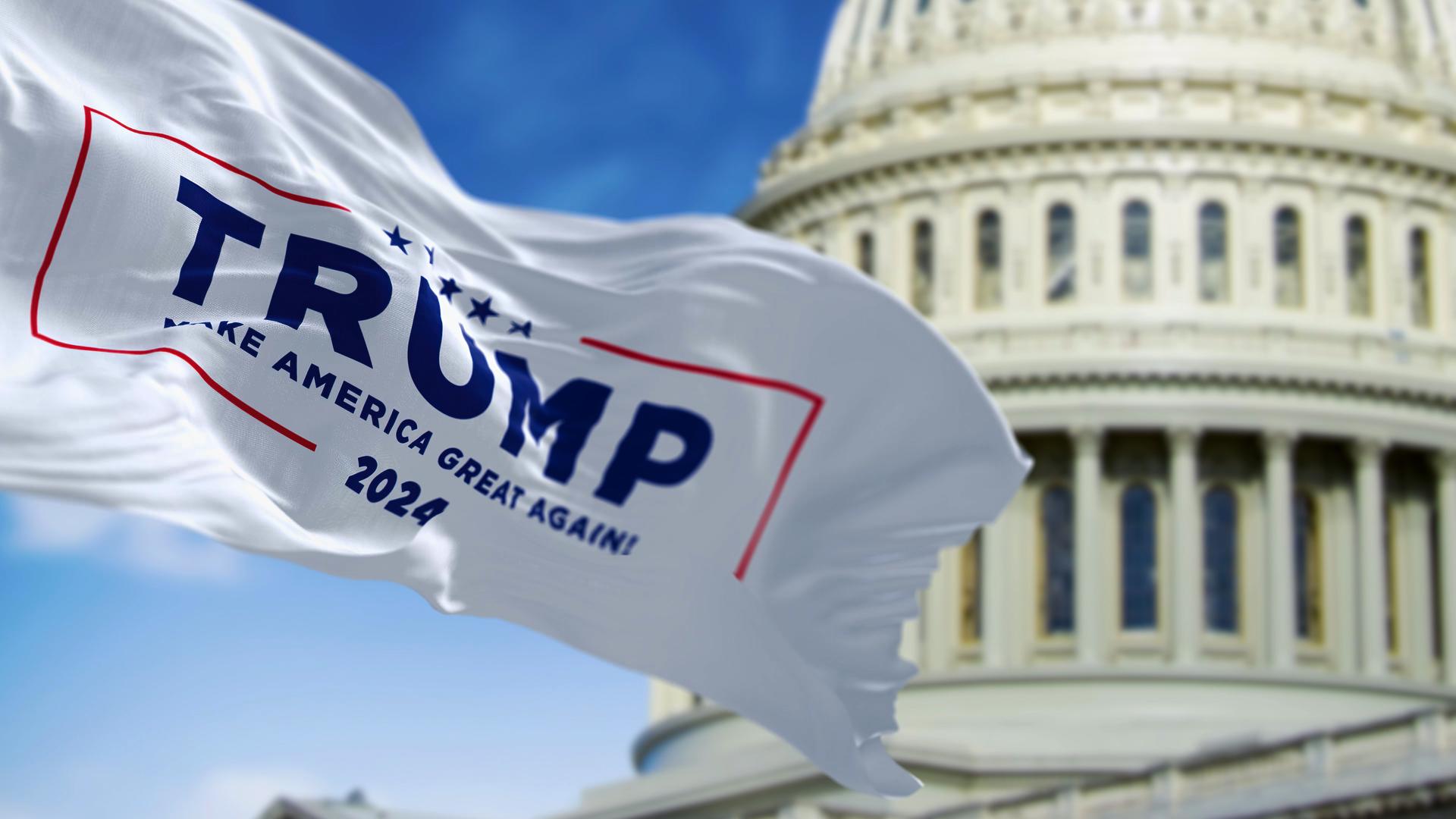 Flagge mit dem Logo für Trump als US-Präsidentschaftskandidat 2024