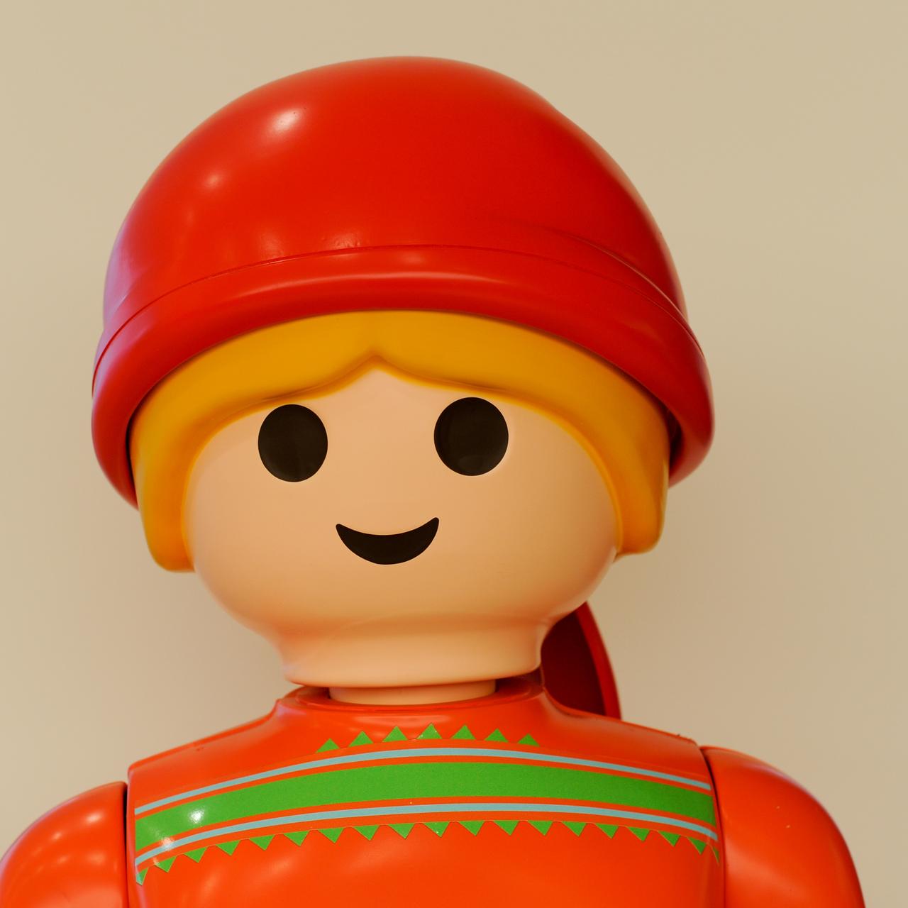 Eine Playmobilfigur wirbt für den neuen Playmobil-Shop in den Pasing Arcaden in München. 