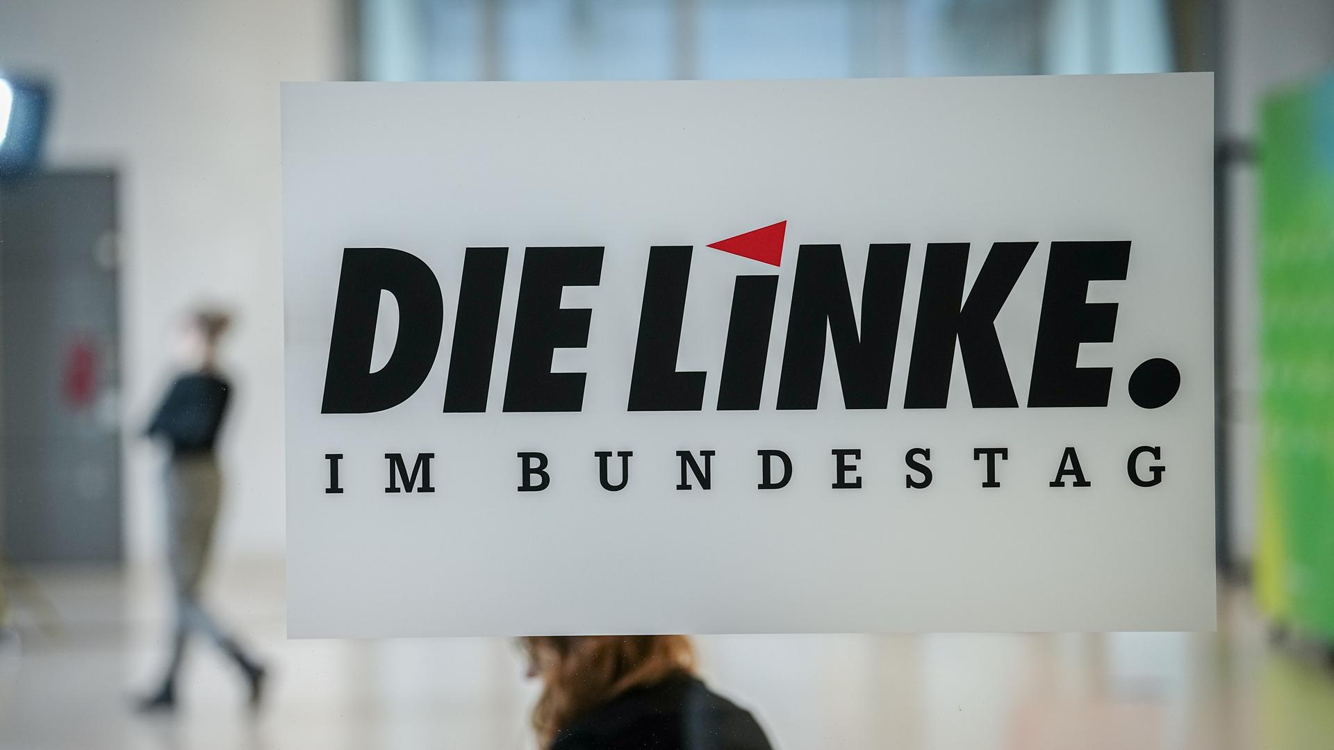 Blick auf das Logo der Partei Die Linke auf der Etage von den Fraktionen im Bundestag