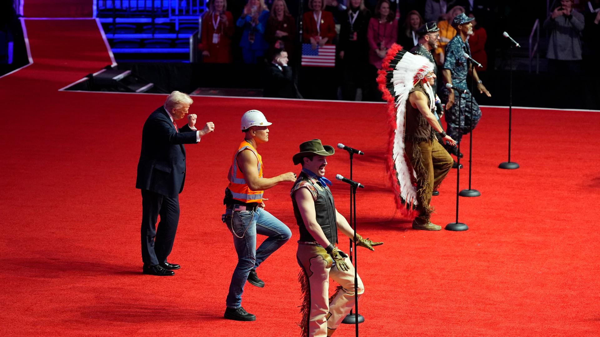 Die Village People treten vor der Amtseinführung von Donald Trump mit ihm auf