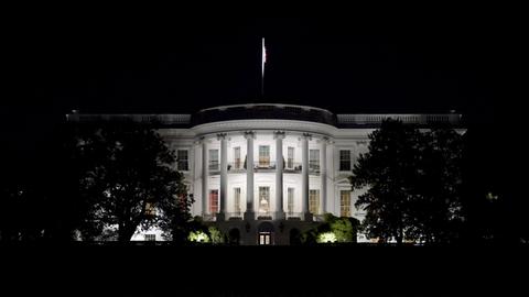 Das Weiße Haus in Washington wird in der Dunkelheit hell angestrahlt.