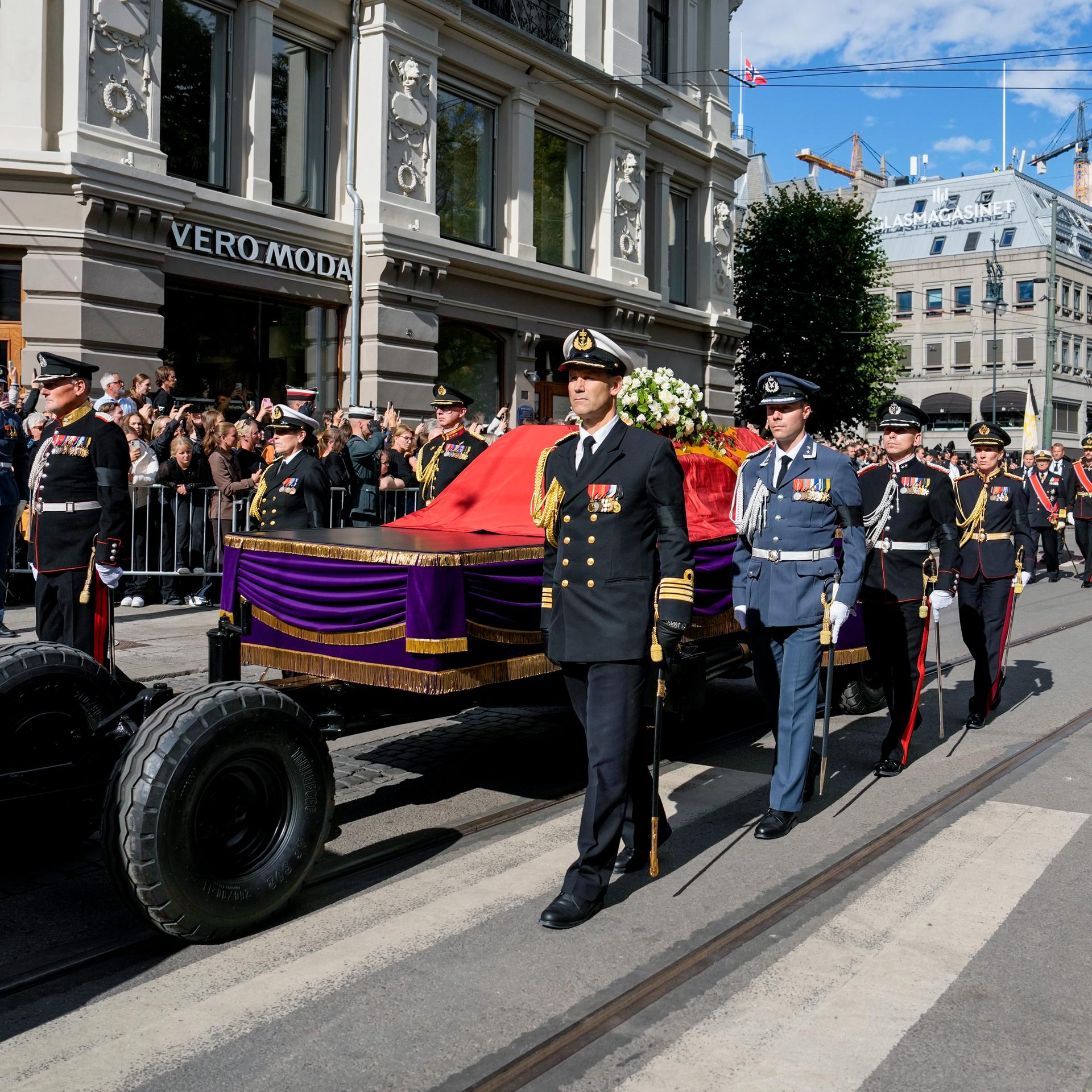 Der Sarg mit König Harald V. wird von der Kathedrale in Oslo zur Festung Akershus gebracht.