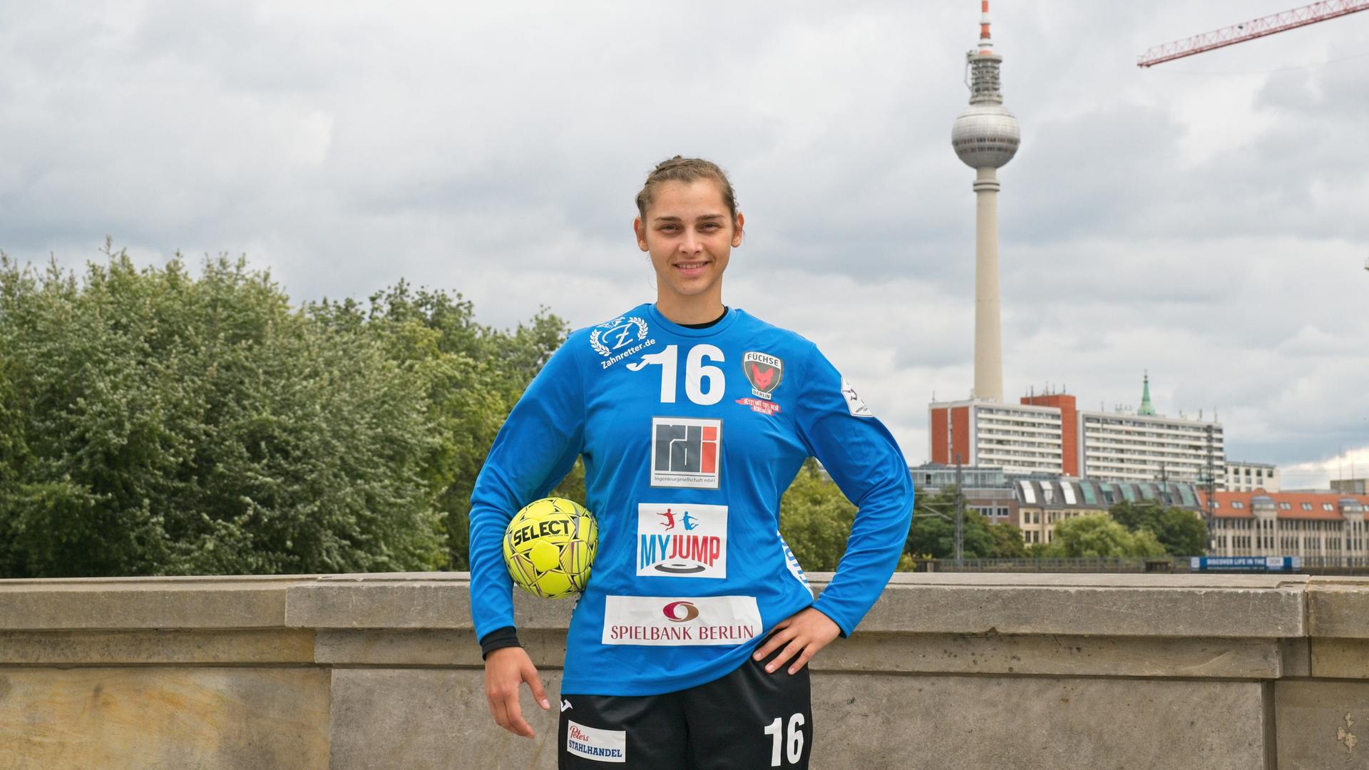 Chantal Pagel mit Handball vor dem Berliner Fernsehturm Chantal Pagel mit Handball vor dem Berliner Fernsehturm
