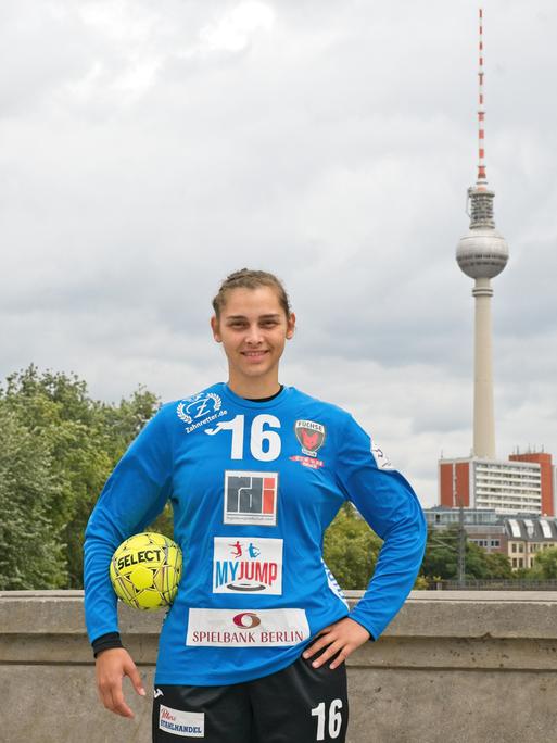 Chantal Pagel mit Handball vor dem Berliner Fernsehturm