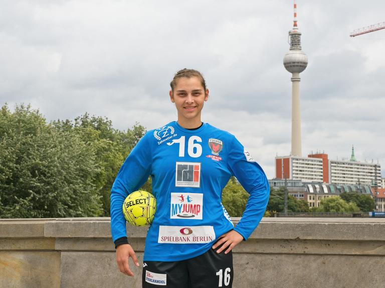 Chantal Pagel mit Handball vor dem Berliner Fernsehturm