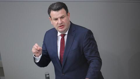 Bundesarbeitsminister Hubertus Heil, SPD, hält eine Rede im Bundestag.