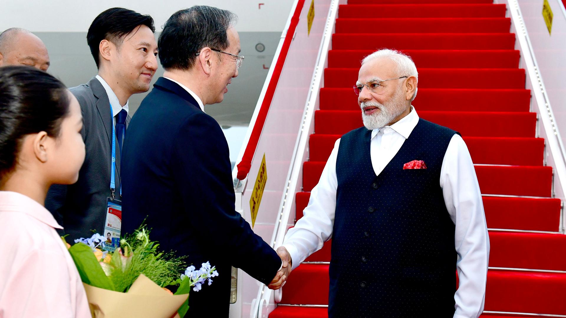 Der indische Premierminister Modi wird nach seiner Ankunft in Tianjin von chinesischen Offiziellen begrüßt. 