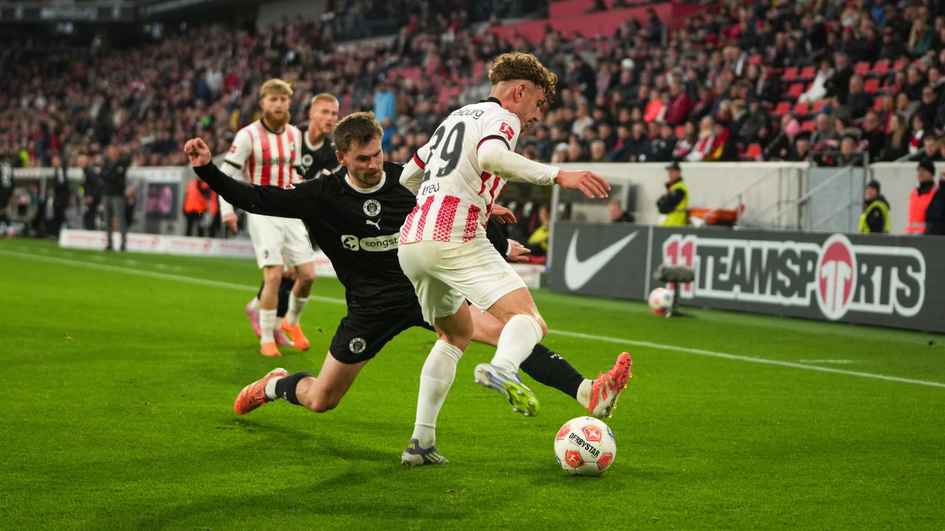 Zweikampf zwischen Connor Metcalfe (FC St. Pauli) und Philipp Treu (Freiburg) Zweikampf zwischen Connor Metcalfe (FC St. Pauli) und Philipp Treu (Freiburg)
