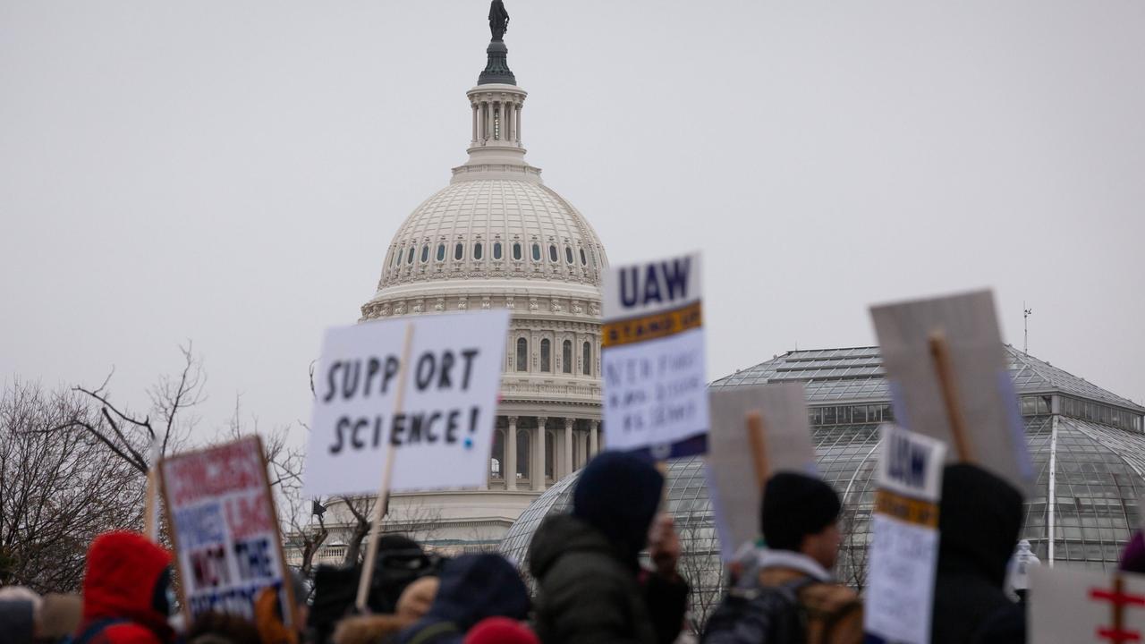 Vor dem Kapitol in Washington D.C. protestieren Menschen für die Wissenschaftsfreiheit.