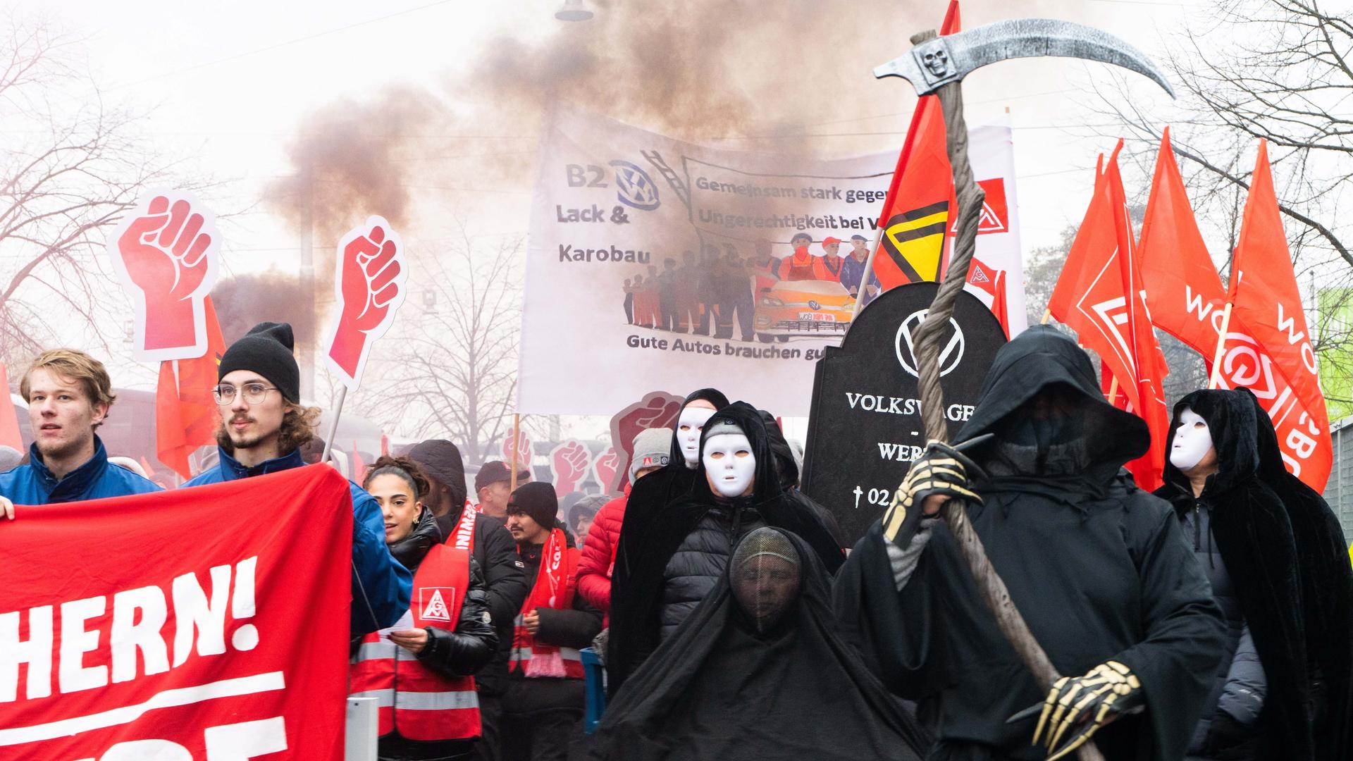 Wolfsburg: Beschäftigte von Volkswagen demonstrieren bei den Tarifverhandlungen von Volkswagen und IG Metall vor der Volkswagen Arena in Wolfsburg. Wolfsburg: Beschäftigte von Volkswagen demonstrieren bei den Tarifverhandlungen von Volkswagen und IG Metall vor der Volkswagen Arena in Wolfsburg.