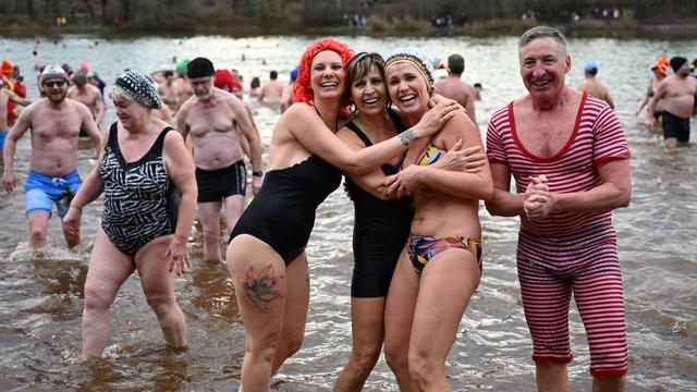 Schwimmerinnen und Schwimmer beim Neujahrs-Baden im Heide-Bad