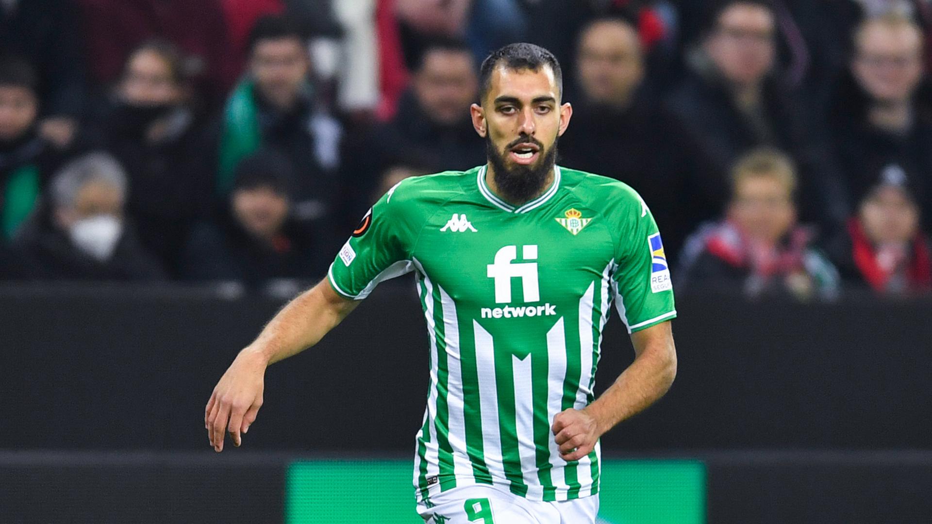 Der spanische Fußballer Borja Iglesias auf dem Spielfeld.