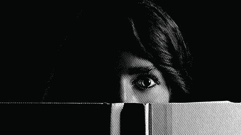 Schwarzweiße Schraffur einer Frau, die mit erschrockenem Blick hinter einem aufgeschlagenen Buch hervorschaut.