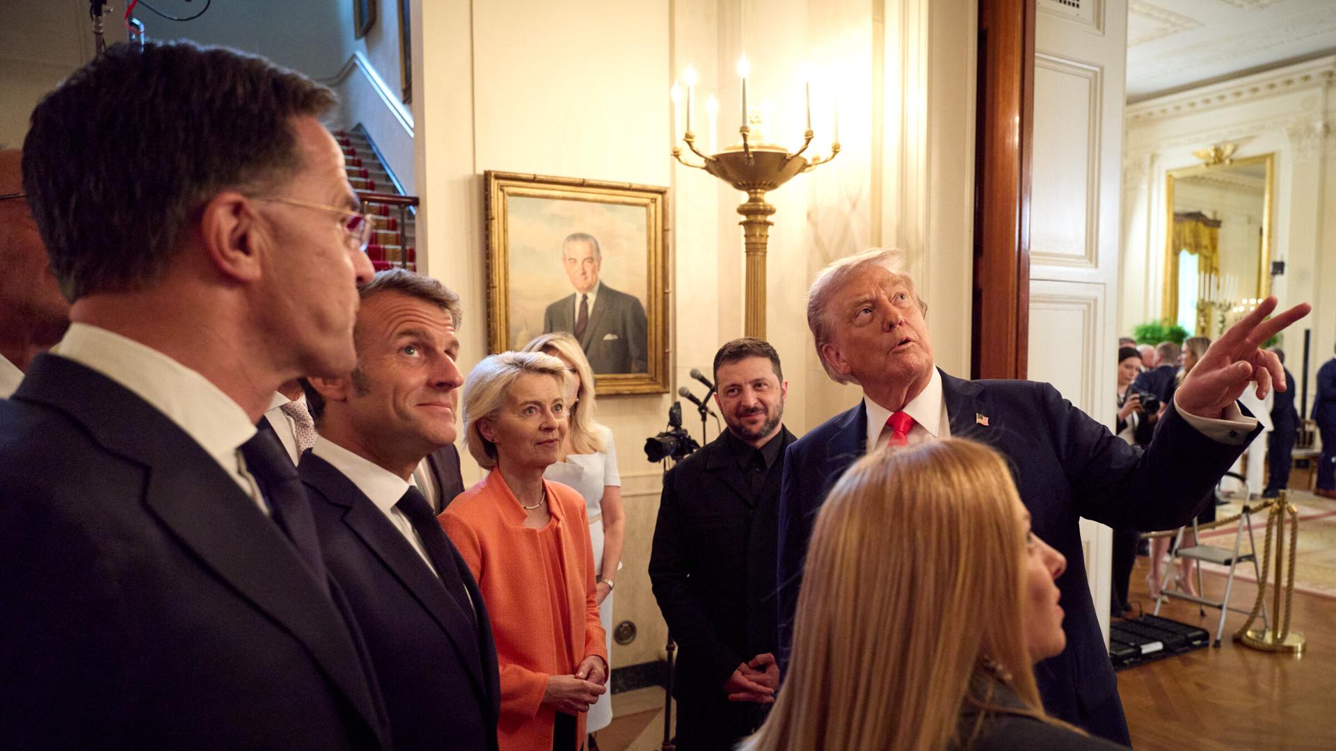 Praesident Wolodymyr Selenskyj mit fuenf Europaeischen Staas-und Regierungschefs beim Ukraine Gipfel am 18.08.2025 im Weissen Haus in Washington.