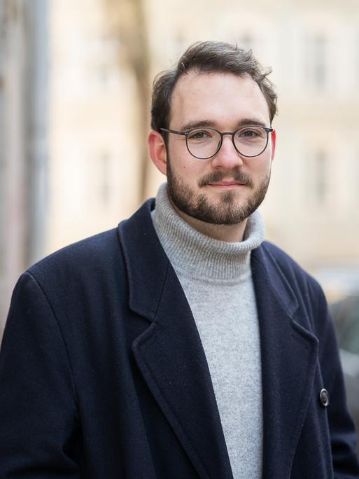 Autor Lukas Rietzschel steht in Görlitz. 