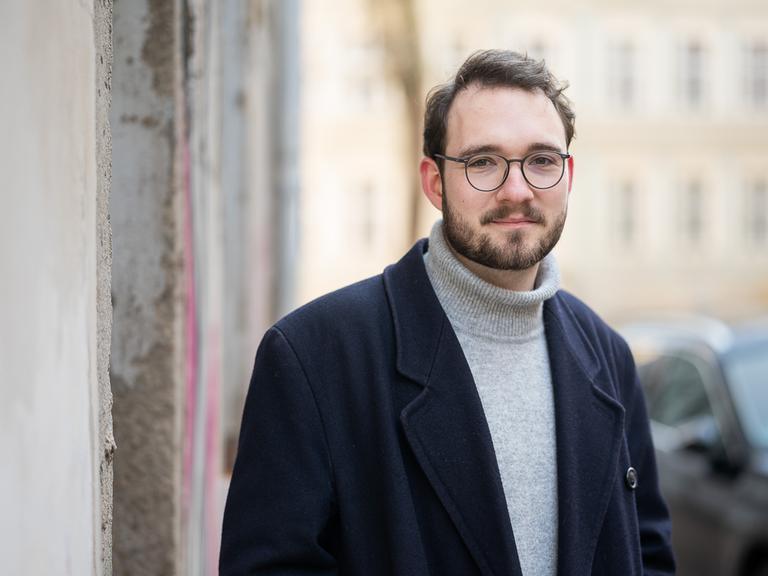 Autor Lukas Rietzschel steht in Görlitz. 