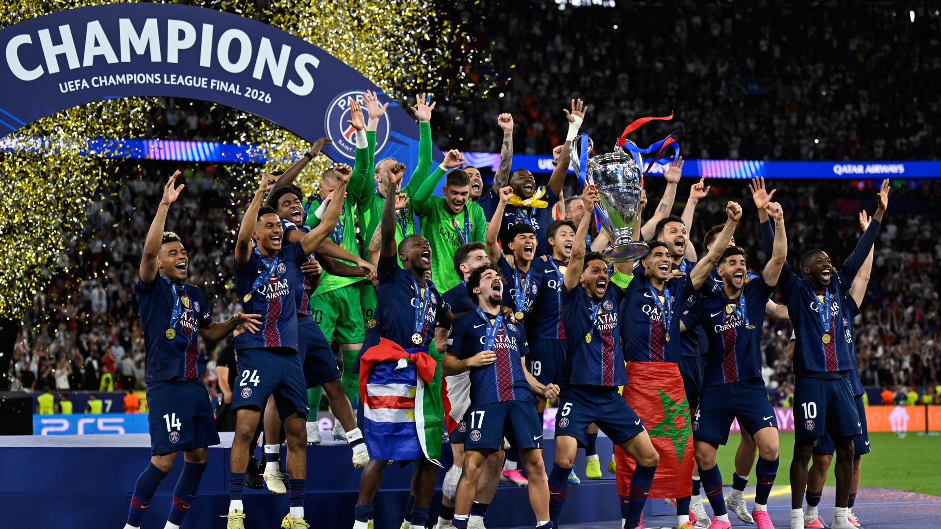 Fußballspieler von Paris Saint-Germain jubeln nach dem Sieg im Finale der Champions-League. 