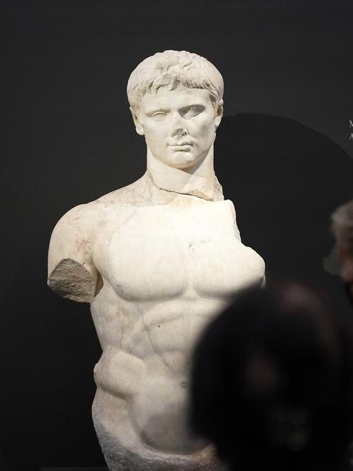 Eine Augustus-Statue aus Mormor umgeben von Besuchern in der Ausstellung im Bucerius Kunst Forum Hamburg. 