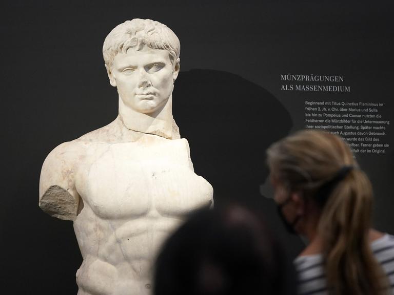 Eine Augustus-Statue aus Mormor umgeben von Besuchern in der Ausstellung im Bucerius Kunst Forum Hamburg. 