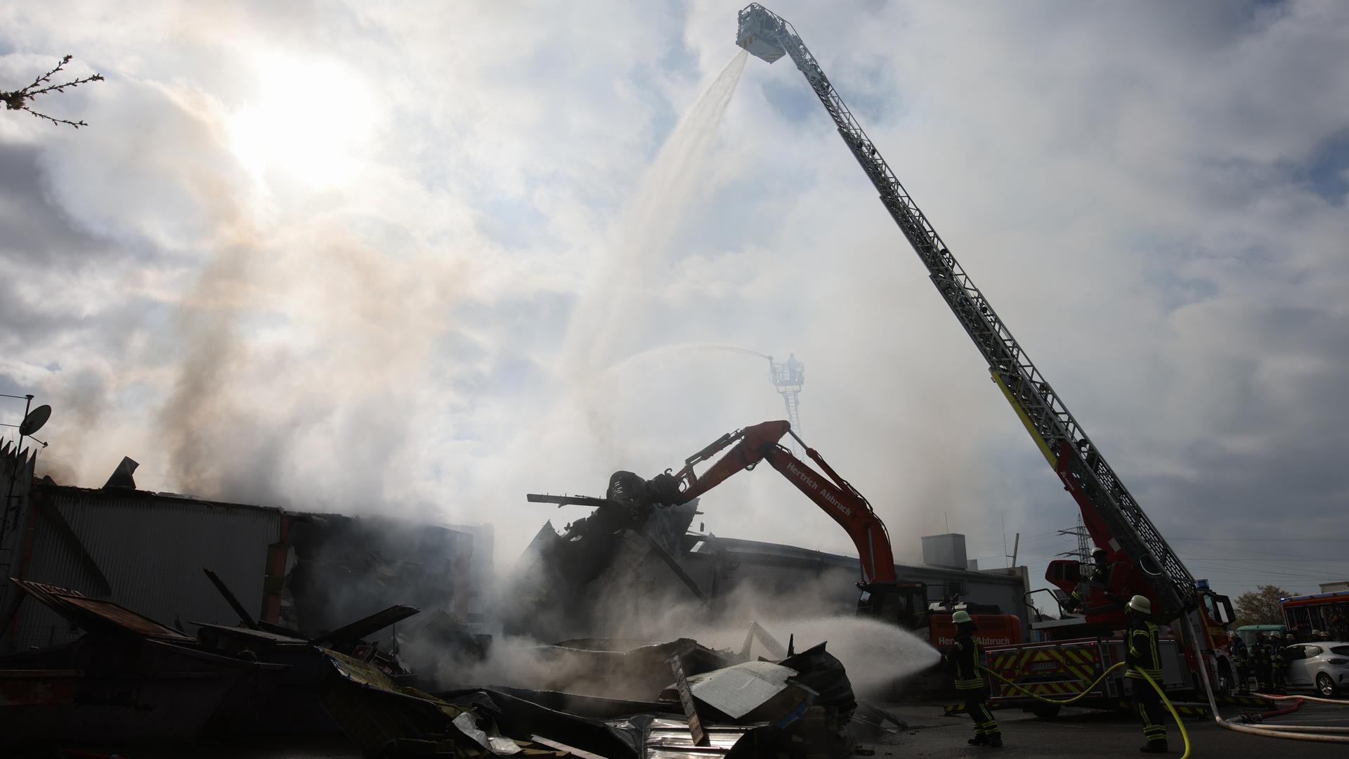 Die Feuerwehr löscht die letzten Glutnester nach einem Brand in einem Club im baden-württembergischen Kehl.