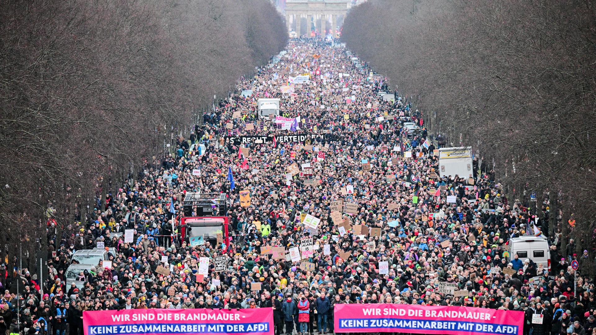 Teilnehmer gehen während einer Demonstration unter dem Motto «Aufstand der Anständigen - Demo für die Brandmauer» auf der Straße des 17. Juni hinter dem Banner «Wir sind die Brandmauer - Keine Zusammenarbeit mit der AfD!». 