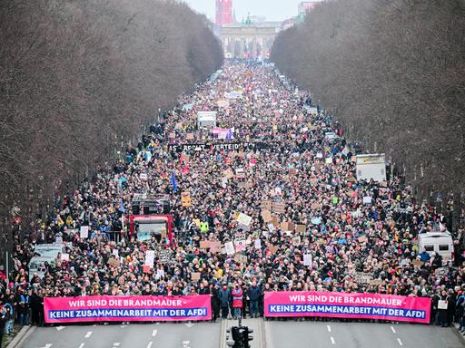 Teilnehmer gehen während einer Demonstration unter dem Motto «Aufstand der Anständigen - Demo für die Brandmauer» auf der Straße des 17. Juni hinter dem Banner «Wir sind die Brandmauer - Keine Zusammenarbeit mit der AfD!». 