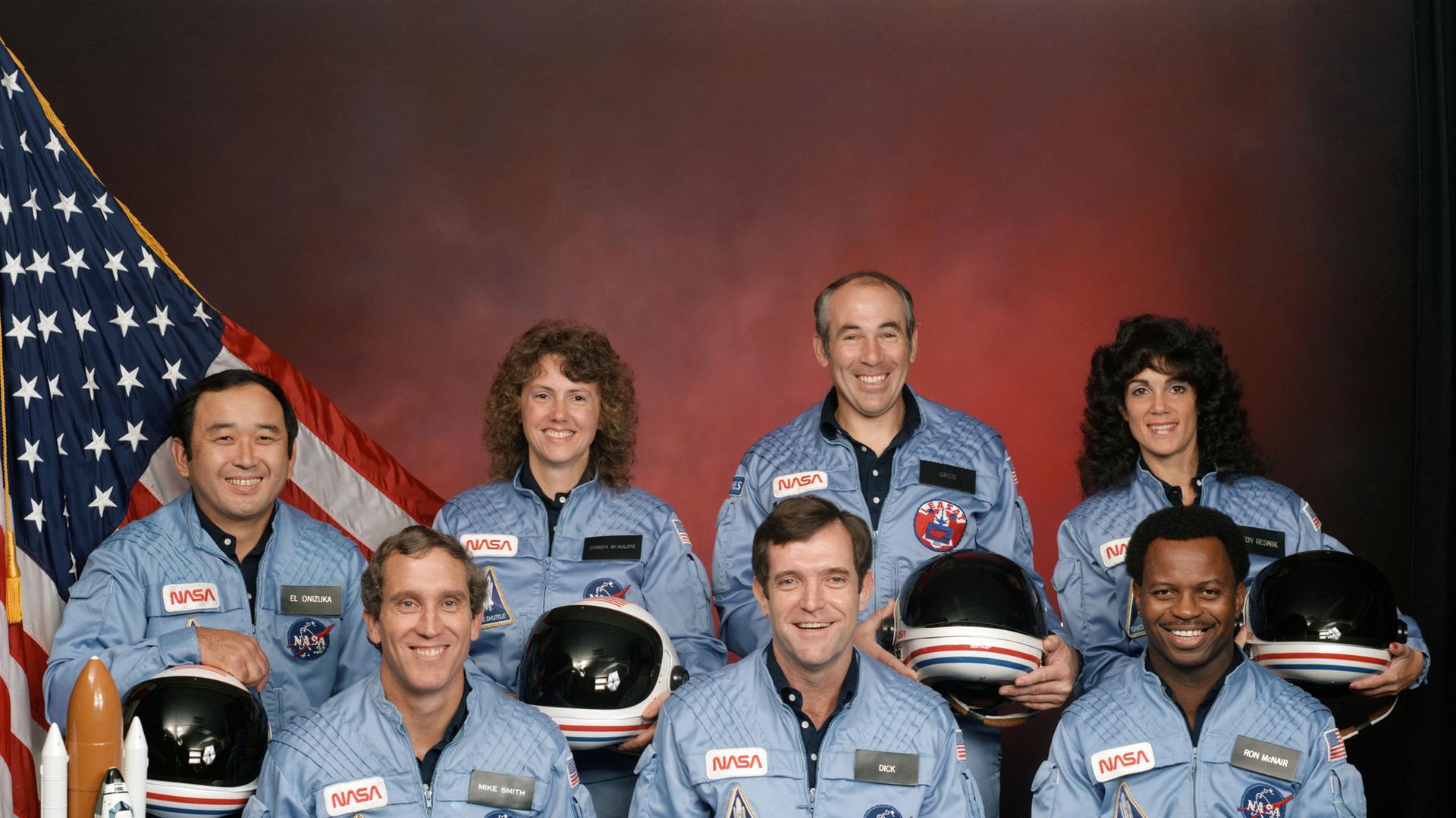 Die Crew des Space Shuttle Challenger. In der hinteren Reihe dir zweite von links: Die „Lehrerin im All“ Christa McAuliffe
