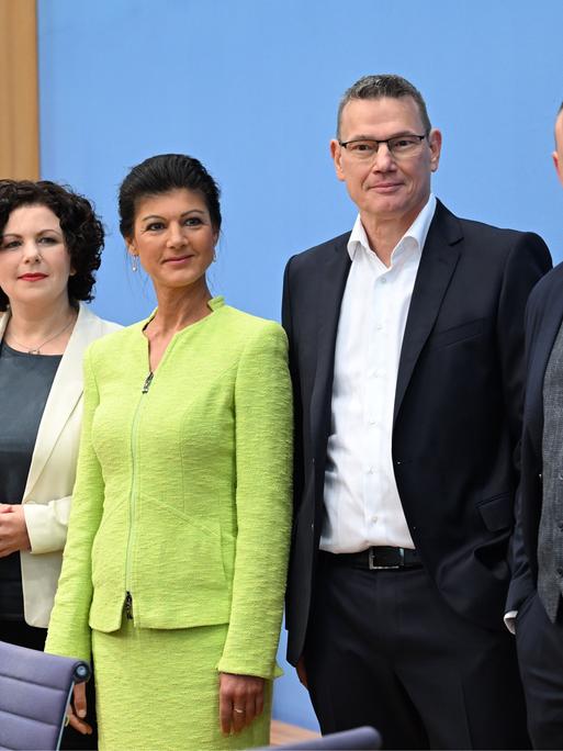 Berlin: Die Vorstandsmitglieder des Vereins "Bündnis Sahra Wagenknecht - Für Vernunft und Gerechtigkeit" Lukas Schön (l-r), Amira Mohamed Ali, Sarah Wagenknecht, Ralf Suikat und Christian Leye stehen vor der Pressekonferenz zur Gründung des Vereins nebeneinander. 