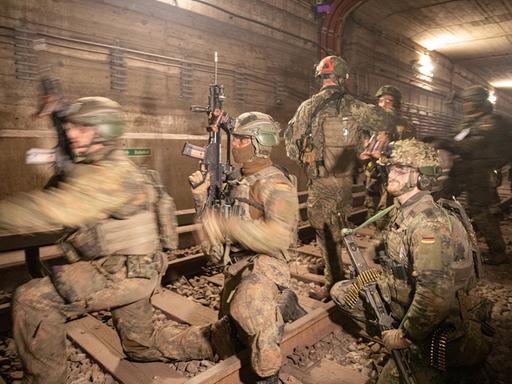 Rund ein halbes Dutzend Bundeswehrsoldaten in voller Montur bei einem Manöver in einem Berliner U-Bahn-Schacht. Rund ein halbes Dutzend Bundeswehrsoldaten in voller Montur bei einem Manöver in einem Berliner U-Bahn-Schacht.