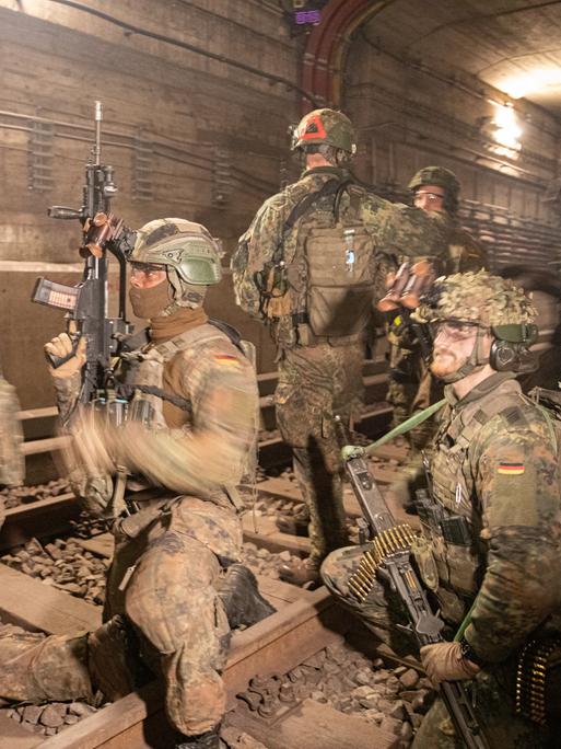 Rund ein halbes Dutzend Bundeswehrsoldaten in voller Montur bei einem Manöver in einem Berliner U-Bahn-Schacht. Rund ein halbes Dutzend Bundeswehrsoldaten in voller Montur bei einem Manöver in einem Berliner U-Bahn-Schacht.