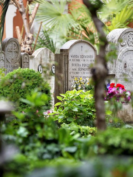 Grabsteine auf dem deutschen Friedhof im Vatikan in Rom, aufgenommen am 20.04.2012. Der Campo Santo Teutonico Der Friedhof war ursprünglich für auf der Pilgerfahrt Verstorbene gedacht. Heute haben das Beerdigungsrecht alle Mitglieder der Erzbruderschaft sowie einige religiöse Gemeinschaften deutschen Ursprungs. Auf dem Friedhof sind ca. 1.400 Namensnennungen seit dem 15. Jahrhundert erhalten.