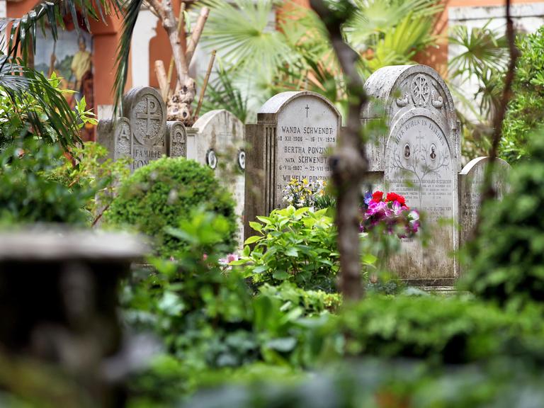 Grabsteine auf dem deutschen Friedhof im Vatikan in Rom, aufgenommen am 20.04.2012. Der Campo Santo Teutonico Der Friedhof war ursprünglich für auf der Pilgerfahrt Verstorbene gedacht. Heute haben das Beerdigungsrecht alle Mitglieder der Erzbruderschaft sowie einige religiöse Gemeinschaften deutschen Ursprungs. Auf dem Friedhof sind ca. 1.400 Namensnennungen seit dem 15. Jahrhundert erhalten.