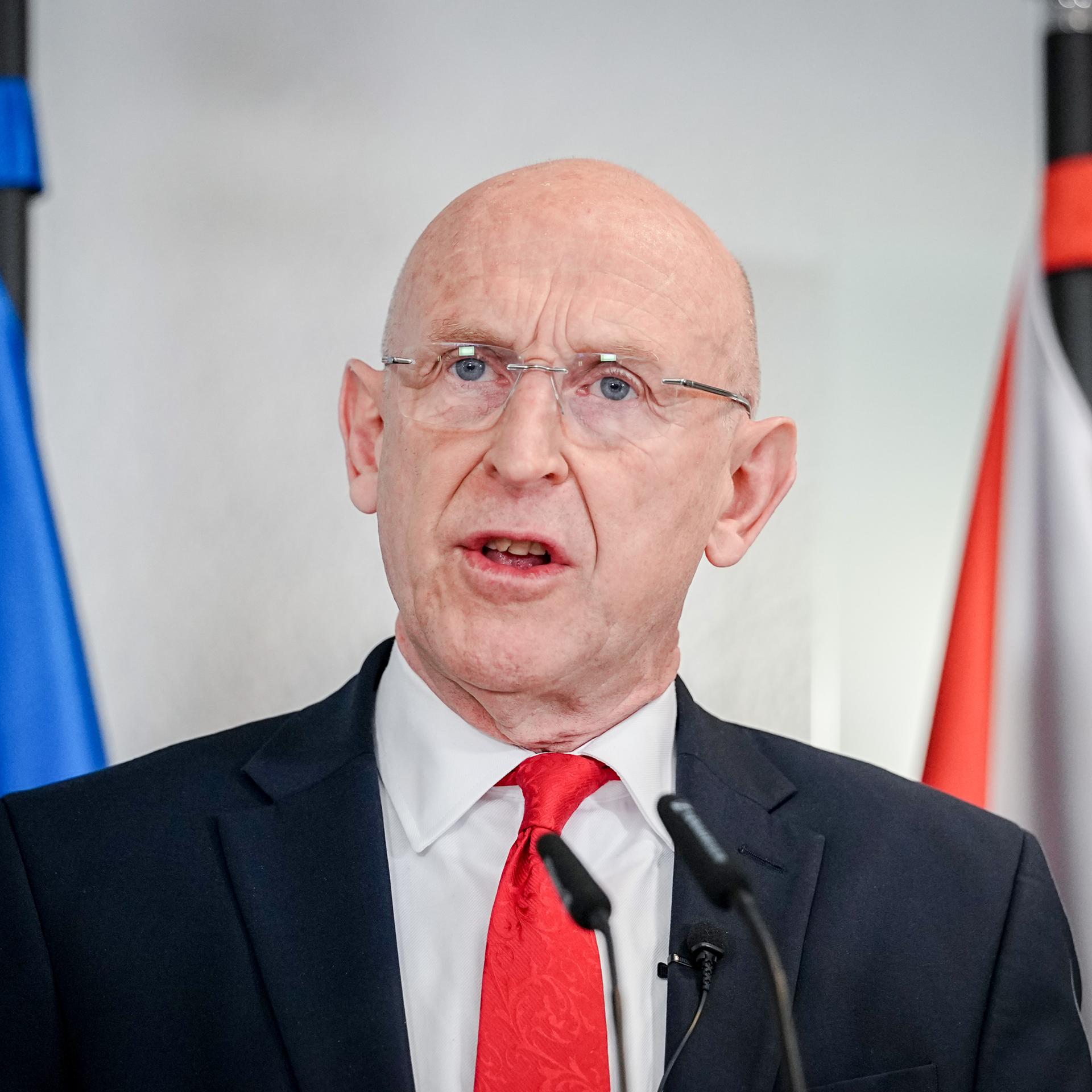 John Healey, Verteidigungsminister von Großbritannien, gibt nach dem Treffen der Ukraine-Kontaktgruppe im Bundesministerium der Verteidigung eine Pressekonferenz.