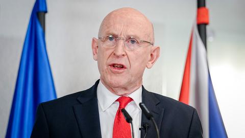 John Healey, Verteidigungsminister von Großbritannien, gibt nach dem Treffen der Ukraine-Kontaktgruppe im Bundesministerium der Verteidigung eine Pressekonferenz.