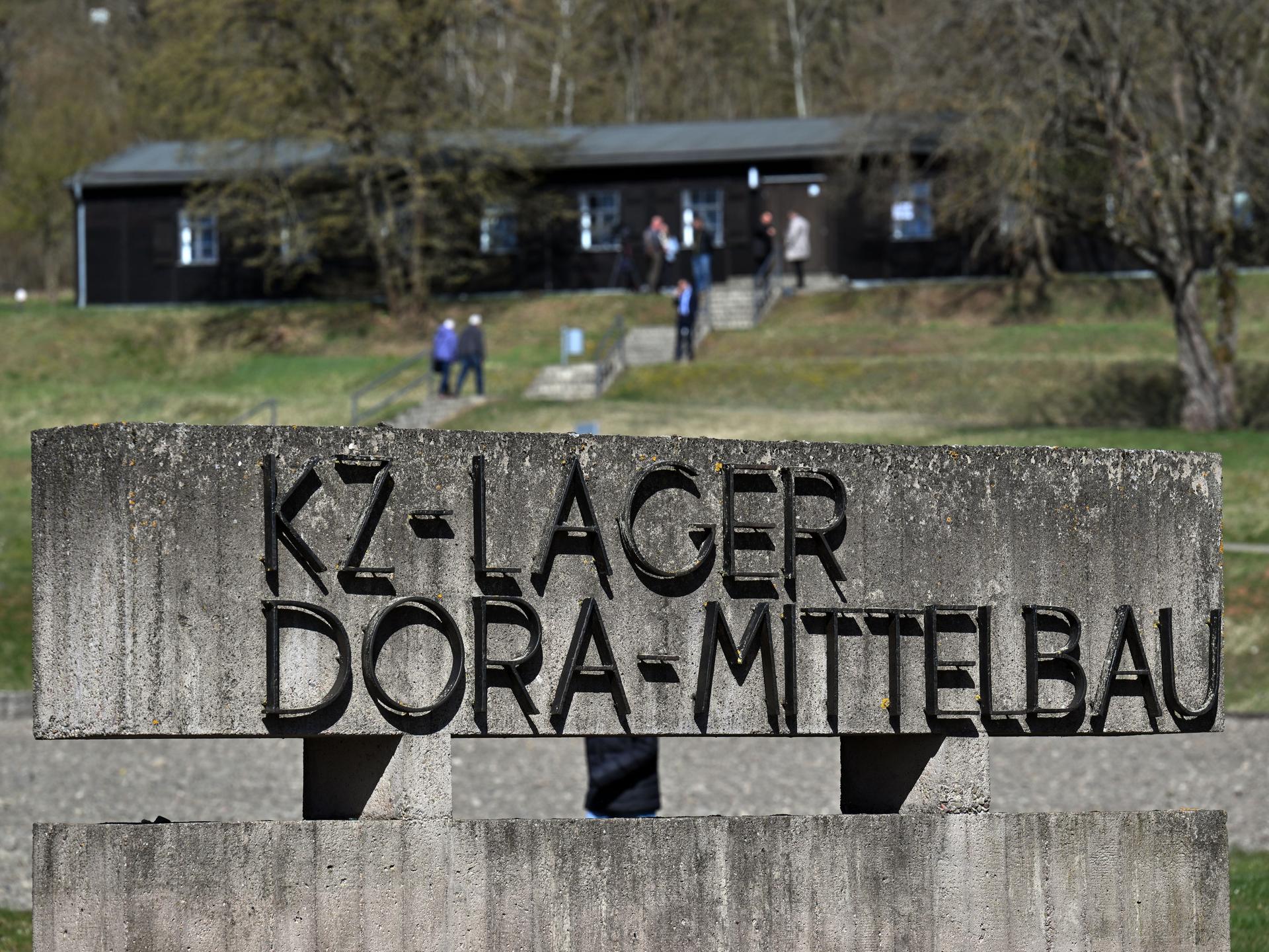 Besucher gehen zur Gedenkfeier und Kranzniederlegung am ehemaligen Krematorium der KZ-Gedenkstätte Mittelbau-Dora