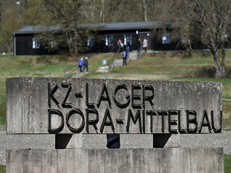 Besucher gehen zur Gedenkfeier und Kranzniederlegung am ehemaligen Krematorium der KZ-Gedenkstätte Mittelbau-Dora