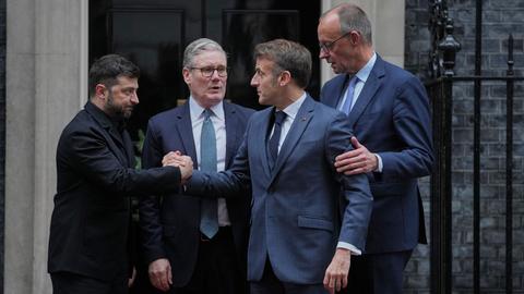 Wolodymyr Selenskyj (l-r), Präsident der Ukraine, der britische Premierminister Keir Starmer, der französische Präsident Emmanuel Macron und der deutsche Bundeskanzler Friedrich Merz stehen vor der Tür der 10 Downing Street in London.