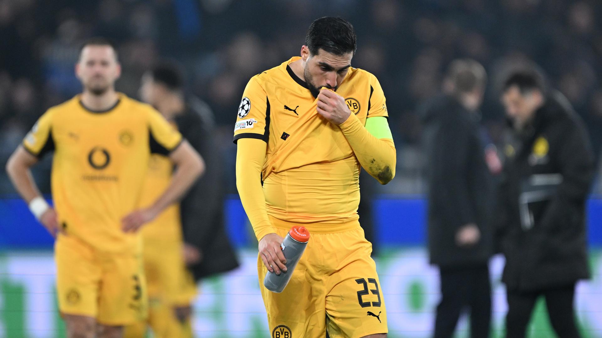 Fußball Champions League, Atalanta Bergamo - Borussia Dortmund, Emre Can (Borussia Dortmund) reagiert nach der Partie und schaut auf den Boden.