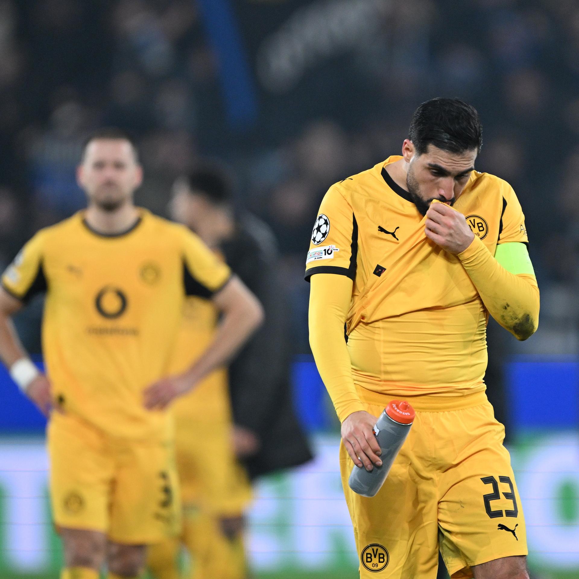Fußball Champions League, Atalanta Bergamo - Borussia Dortmund, Emre Can (Borussia Dortmund) reagiert nach der Partie und schaut auf den Boden.