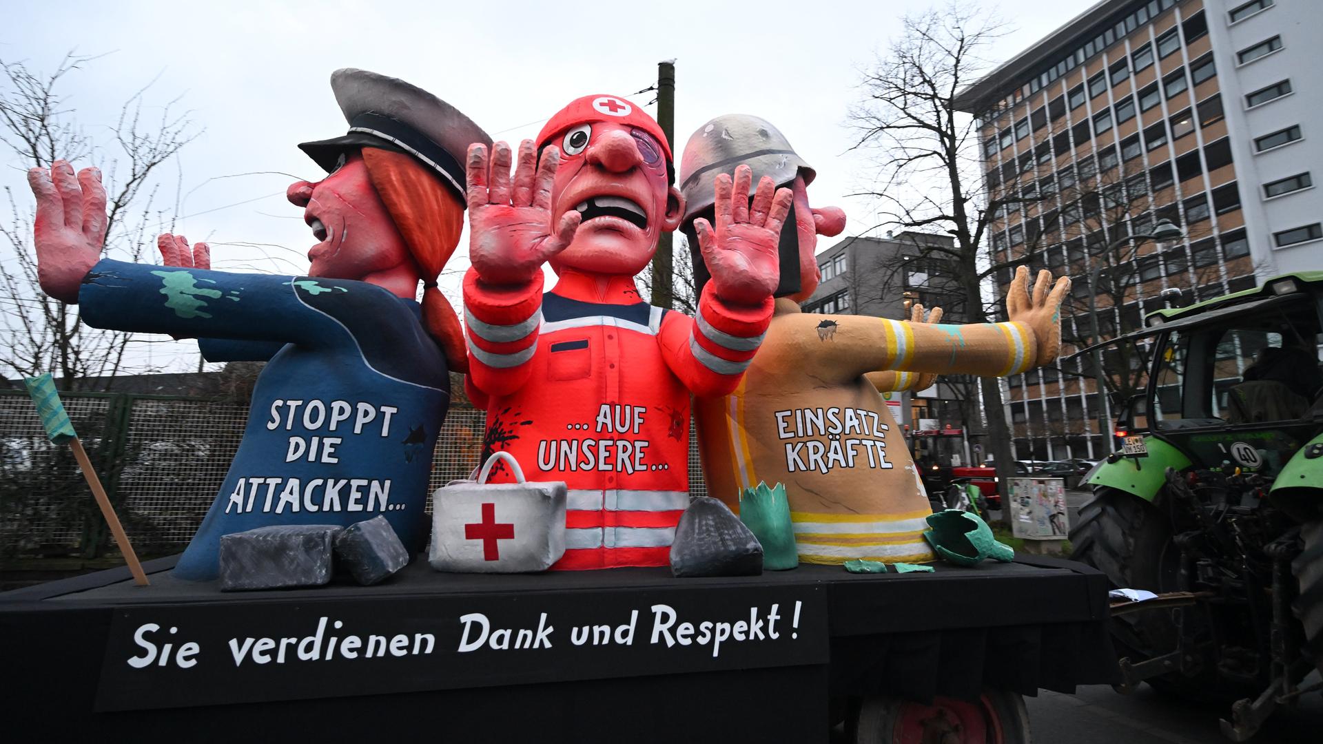 Düsseldorf: Ein Mottowagen gegen die Attacken auf Einsatzkräfte wird zum Rosenmontagszug gefahren.