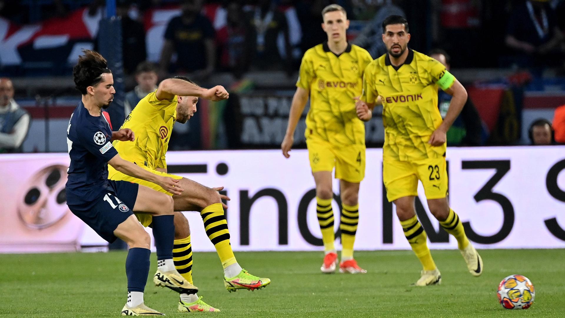 Das Bild zeigt einen Spieler von Paris St. Germain und drei Spieler von Borussia Dortmund im Halbfinal-Rückspiel der Championsleague. 